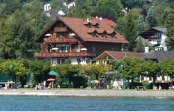 Blick vom Traunsee auf den Schweizerhof